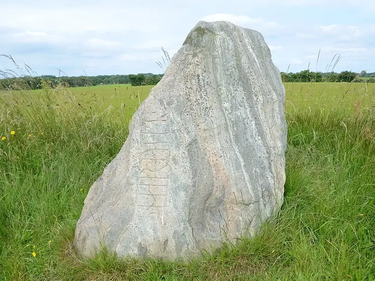Hærulfstenen — gengivelse fra Wikimedia Commons