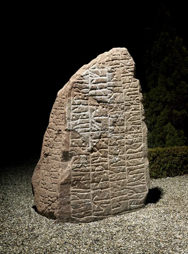 Tillitse-stenen — gengivelse fra Wikimedia Commons