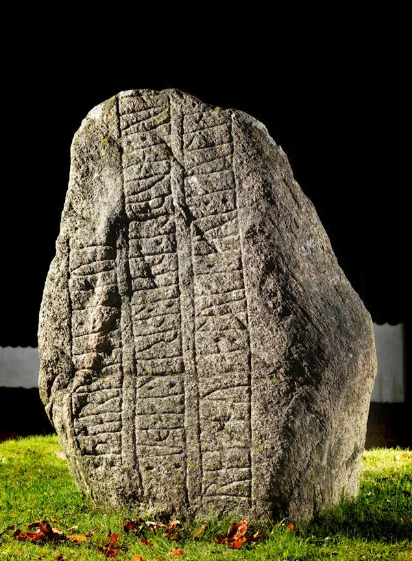 Bække-stenen 1 — gengivelse fra Wikimedia Commons