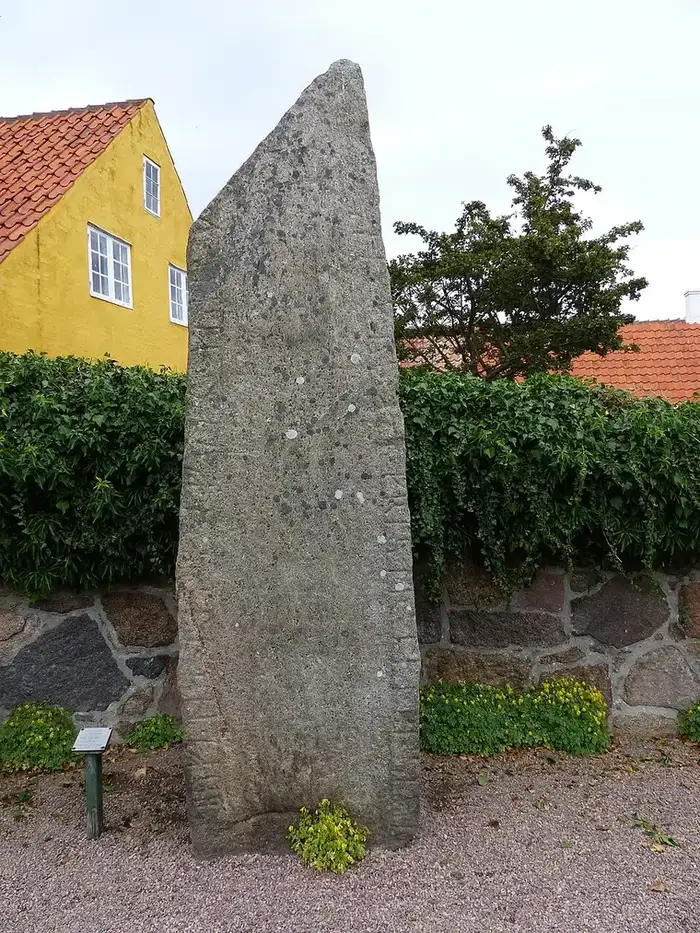Gyldensaa-Runestenen — gengivelse fra Wikimedia Commons