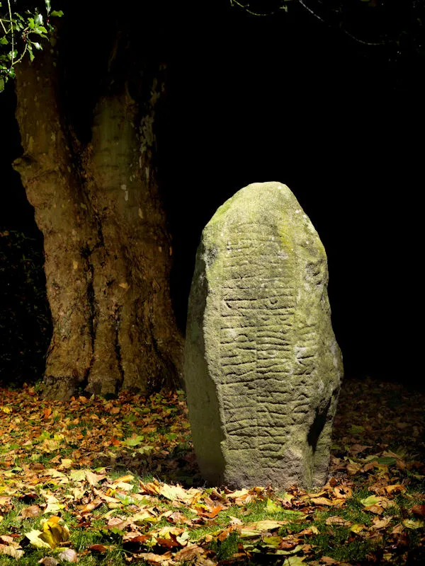 Hjermind-stenen — gengivelse fra Wikimedia Commons