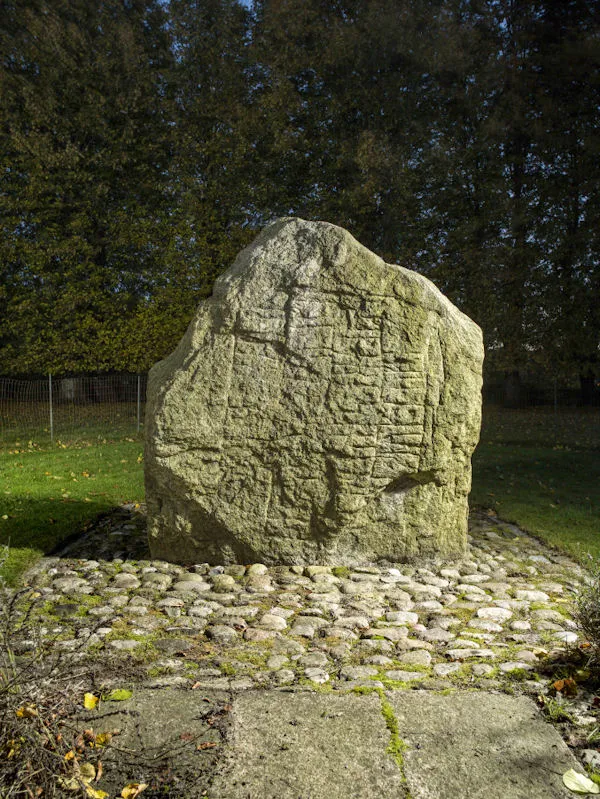 Sønder Vinge-sten 1 — gengivelse fra Wikimedia Commons