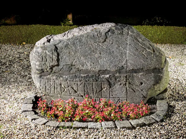 Langå-stenen (3) — gengivelse fra Wikimedia Commons