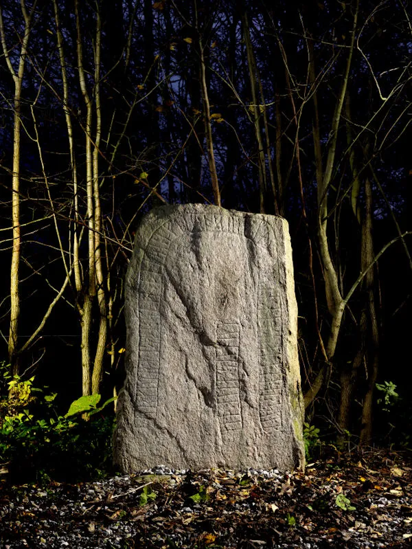 Svenstrupstenen — gengivelse fra Wikimedia Commons